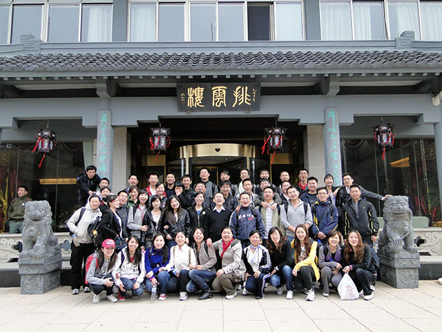 2011。04。30黃山之旅（晨拍——晨起的我們，個(gè)個(gè)張大嘴巴，原來心里想著“俺要吃”V.jpg